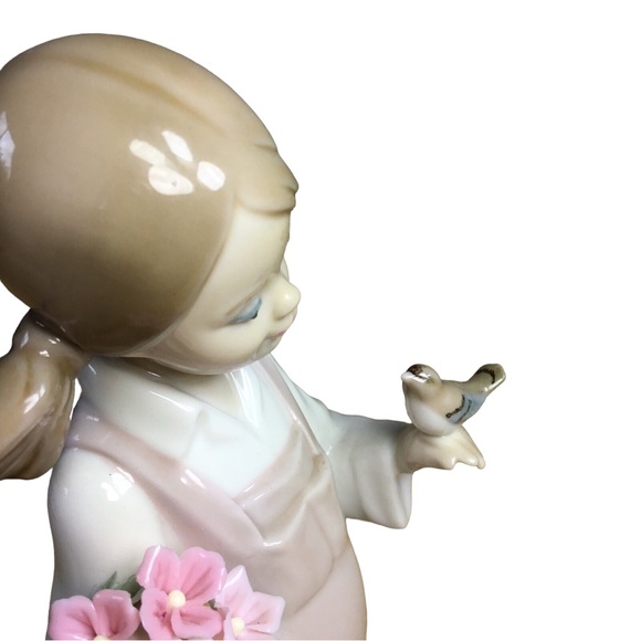 Lladro Figurine "SPRING GIRL" with FLOWERS BIRD & WATERING CAN #5217 Retired - Picture 6 of 15